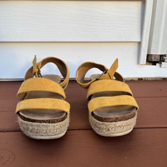 Universal Threads Platform Sandals - Picture 3 of 3